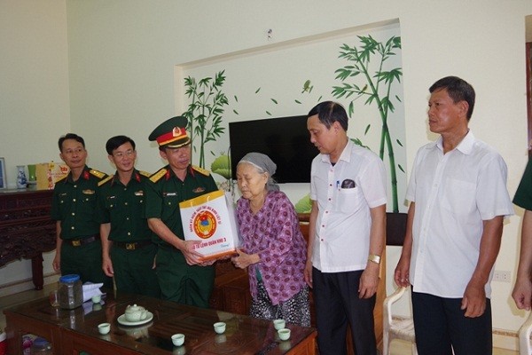 Bộ CHQS tỉnh thăm tặng quà gia đình bà Đặng Thị Ngoan (vợ Liệt sĩ)  khu 8. thị trấn Thanh Hà huyện Thanh Hà

