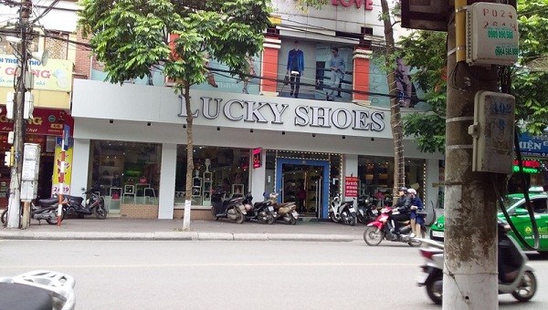 “Lucky Shoes” là cửa hàng mà báo Pháp luật Việt Nam đã nhiều lần phản ánh về hành vi bán hàng giả, hàng nhái công khai.