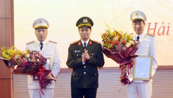 Đại tá Lê Ngọc Châu - Giám đốc Công an tỉnh chúc mừng hai tân Phó Giám đốc