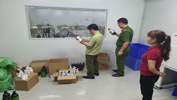 Cơ quan chức năng kiểm tra việc sản xuất hàng hóa tại Công ty mỹ phẩm Hồng Đạt.