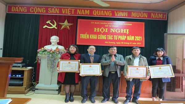 Ông Ngô Quang Giáp -Giám đốc sở Tư pháp tỉnh Hải Dương trao giấy khen cho các nhân tổ chức có thành tích xuất sắc năm 2020