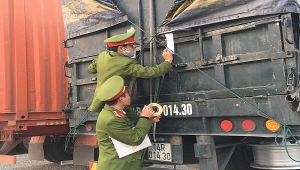 Lực lượng chức năng tỉnh Hải Dương kiểm tra xe chở hàng.