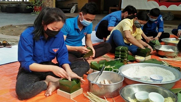 Nhiều hộ đang bị cách ly ở Kinh Môn đã được nhận bánh chưng để ăn tết