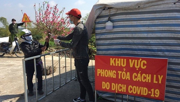 Anh Nguyễn Văn Ngọc gọi điện cho người cô của mình ở huyện Lương Tài (Bắc Ninh) ra chốt để nhận hoa đào.