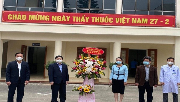 Thủ tướng gửi lẵng hoa biểu dương lực lượng y tế chống dịch ở Hải Dương.