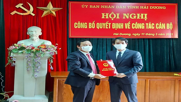 Ông Lê Văn Hiệu - Phó Bí thư thường trực Tỉnh uỷ Hải Dương, trao quyết định bổ nhiệm Giám đốc Sở Tư pháp cho ông Bùi Sỹ Hoàn.

