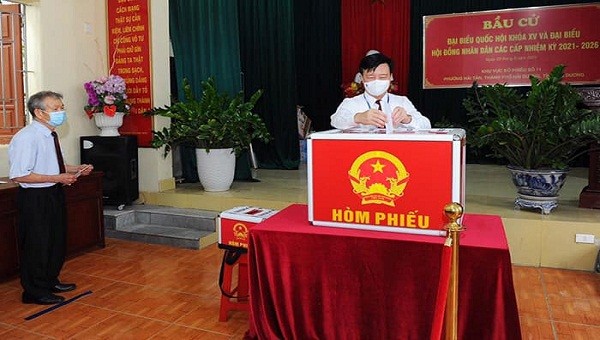 Bí thư Tỉnh ủy Hải Dương Phạm Xuân Thăng bỏ phiếu bầu đại biểu Quốc hội và đại biểu HĐND các cấp của Hải Dương ngày 23/5/2021.
