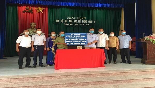 Gia đình ông Đệ trao tiền ủng hộ cho Quỹ vaccine phòng chống COVID-19 của xã Thanh Sơn (huyện Thanh Hà).