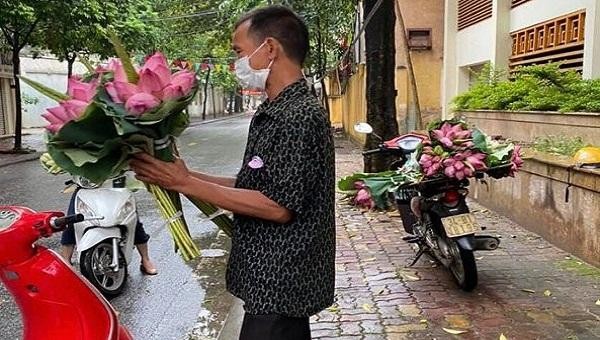 Ông Cảnh bị phạt 3 triệu đồng do đi vào khu giãn cách để bán hoa sen.