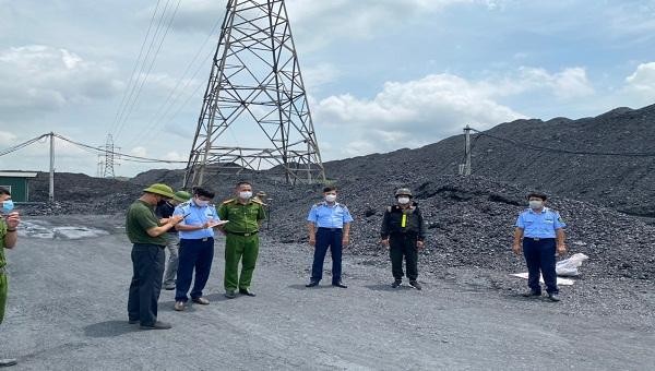 Lực lượng chức năng đã phát hiện hàng chục nghìn tấn than không rõ nguồn gốc tại Kinh Môn (Hải Dương).
