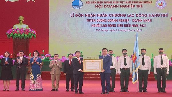 Ông Phạm Xuân Thăng, Bí thư Tỉnh ủy tỉnh Hải Dương trao Huân chương Lao động Hạng Nhì cho Hội Doanh nghiệp trẻ tỉnh 