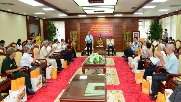 Chủ tịch nước Nguyễn Xuân Phúc gặp mặt, tặng quà người cao tuổi tại Hải Dương
