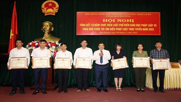 UBND tỉnh Hải Dương tặng bằng khen cho các tập thể, cá nhân có thành tích tiêu biểu trong 10 năm triển khai thực hiện Luật PBGDPL và 10 năm hưởng ứng Ngày Pháp luật Việt Nam.