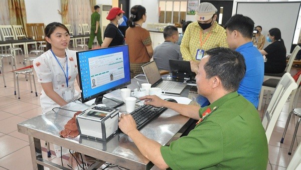 Công an huyện Kim Thành phối hợp với Công ty May Tinh Lợi tổ chức kích hoạt tài khoản định danh điện tử, thu nhận, cấp đổi CCCD gắn chip cho công nhân, người lao động.