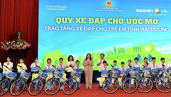 Phó Chủ tịch nước Võ Thị Ánh Xuân và Bí thư Tỉnh ủy Hải Dương Trần Đức Thắng cùng lãnh đạo Bộ Lao động - Thương binh và Xã hội trao tặng xe đạp cho trẻ em có hoàn cảnh khó khăn