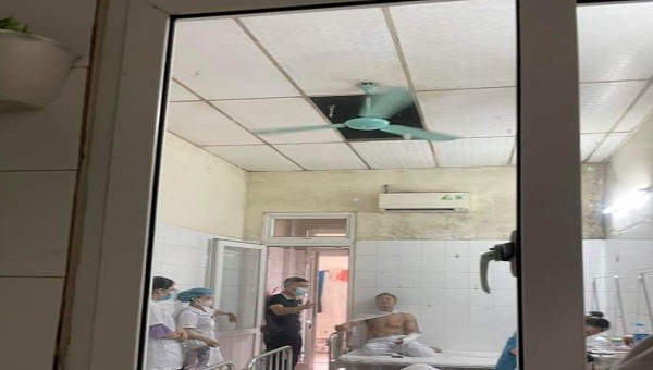 Tấm thạch cao ở phòng số 16 Khoa Ngoại 1 bệnh viện đa khoa tỉnh Hải Dương bị rơi xuống