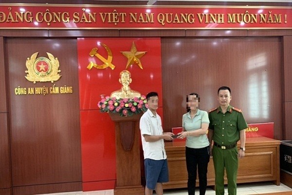 Bà Nguyễn Thị H. nhận lại số tiền chuyển nhầm từ anh H 