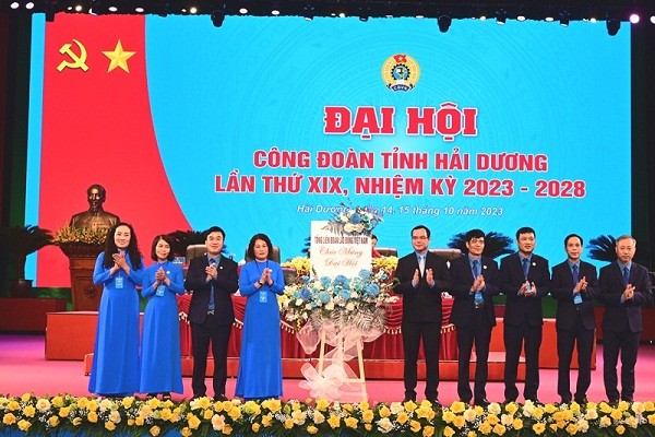 Ông Nguyễn Đình Khang, Chủ tịch Tổng Liên đoàn Lao động Việt Nam tặng hoa chúc mừng Đại hội