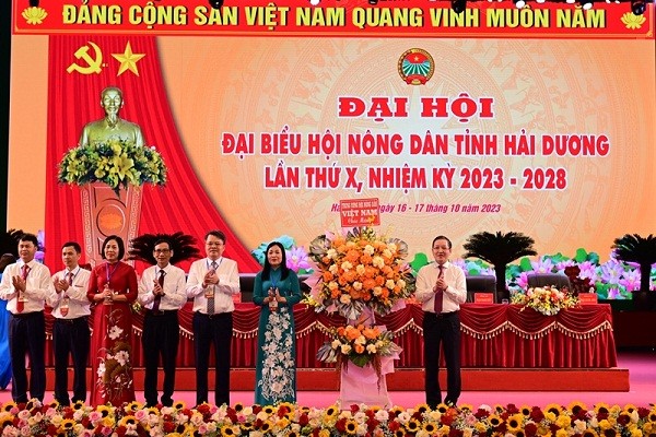 Ông Lương Quốc Đoàn, Chủ tịch Ban chấp hành trung ương Hội Nông dân Việt Nam tặng hoa chúc mừng Đại hội (ảnh cổng TTĐT tỉnh Hải Dương)