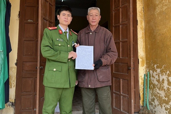 Ông Nguyễn Tuấn Kiệt viết thư cảm ơn Công an xã Thái Hòa đã giúp ông không trở thành nạn nhân của các đối tượng lừa đảo.

