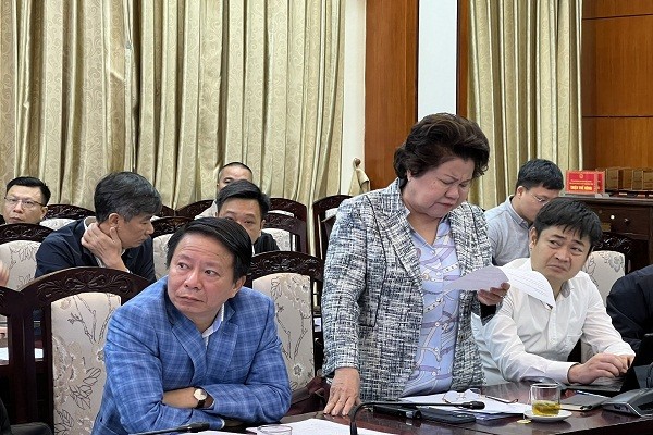 Bà Trương Tú Phương, Chủ tịch HĐQT kiêm Tổng Giám đốc Công ty cổ phần Đại An phát biểu tại cuộc họp 