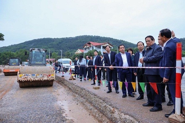Thủ tướng Phạm Minh Chính nghe báo cáo tiến độ thực hiện dự án - Ảnh: VGP/Nhật Bắc 
