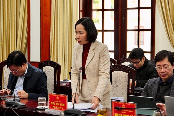 Bà Sái Thị Yến, Giám đốc Sở Nội Vụ tỉnh Hải Dương giải trình, tiếp thu ý kiến tại phiên họp