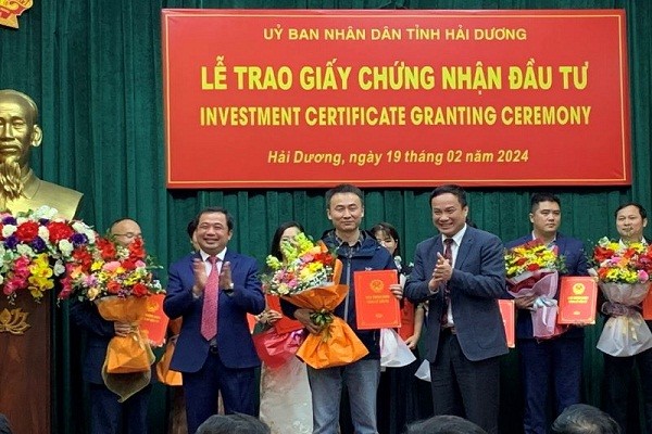Lãnh đạo tỉnh Hải Dương trao chứng nhận đăng ký đầu tư cho các doanh nghiệp
