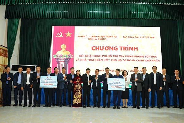 Tập đoàn Dầu khí Việt Nam trao kinh phí hỗ trợ xây dựng phòng lớp học và nhà " Đại đoàn kết" cho hộ có hoàn cảnh khó khăn tại huyện Thanh Hà