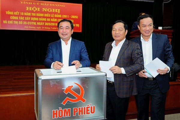Lãnh đạo tỉnh Hải Dương bỏ phiếu giới thiệu nhân sự.