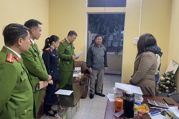 Cơ quan Cảnh sát điều tra Công an huyện Bình Giang đọc quyết định khởi tố bị can, lệnh khám xét nơi làm việc đối với các đối tượng Nga, Lộc (ảnh cơ quan công an cung cấp)