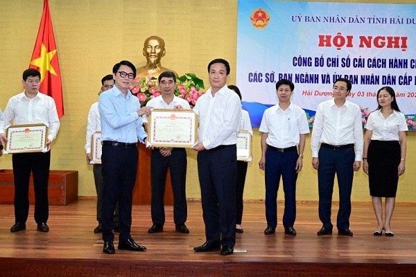 Ông Triệu Thế Hùng, Chủ tịch UBND tỉnh Hải Dương trao Bằng khen cho các tập thể có thành tích tiêu biểu trong công tác cải cách hành chính nhà nước tỉnh Hải Dương năm 2023. 