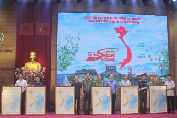 Công an tỉnh Hải Dương tặng bản đồ Việt Nam cho các đơn vị trong Khối thi đua Nội chính