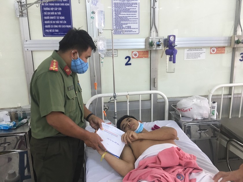  Đại úy Huỳnh Minh Đức, Phó Bí thư Đoàn Thanh niên Công an tỉnh hỏi thăm sức khỏe và trao tặng 65 triệu đồng cho Chiến sỹ Phan Đức Mạnh đang điều trị tại Bệnh viện Chợ Rẫy.