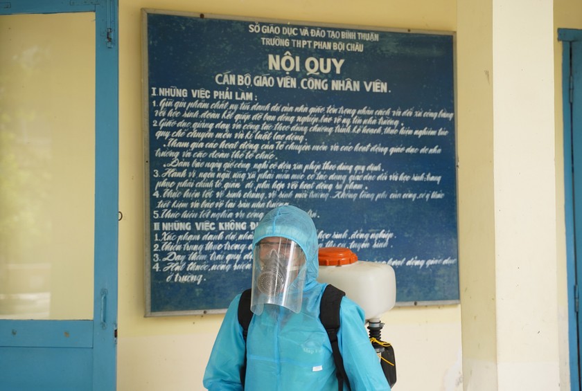 Bình Thuận triển khai phun hóa chất khử khuẩn phòng, chống dịch COVID-19 tại các trường học