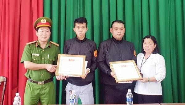  Lãnh đạo Công an TP Biên Hòa và phường Bửu Long trao giấy khen cho 2 anh Huỳnh Tấn Phát và Lưu Công Đạt.