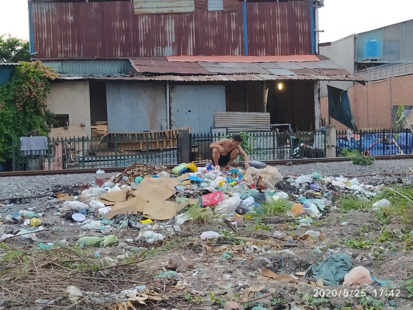 Biến hành lang đường sắt ở Đồng Nai thành bãi rác thải