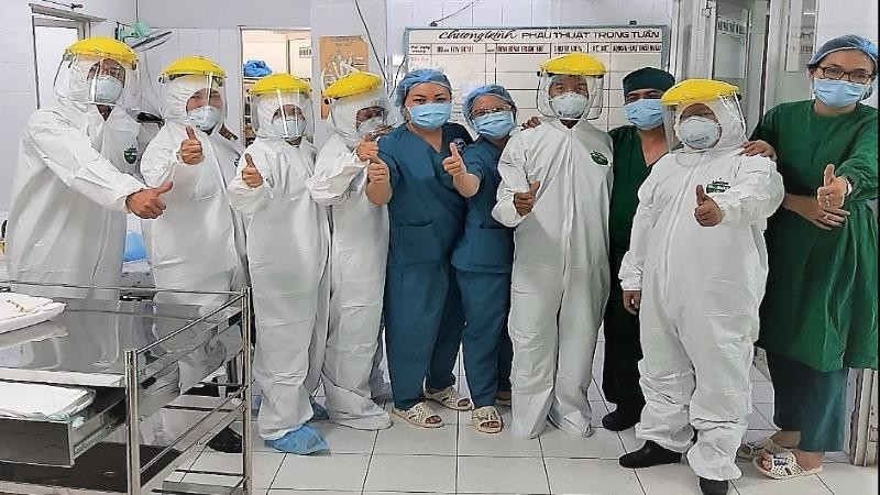 Các y bác sỹ Tây Ninh bày tỏ niềm vui khi tỉnh không còn ca nhiễm COVID-19.