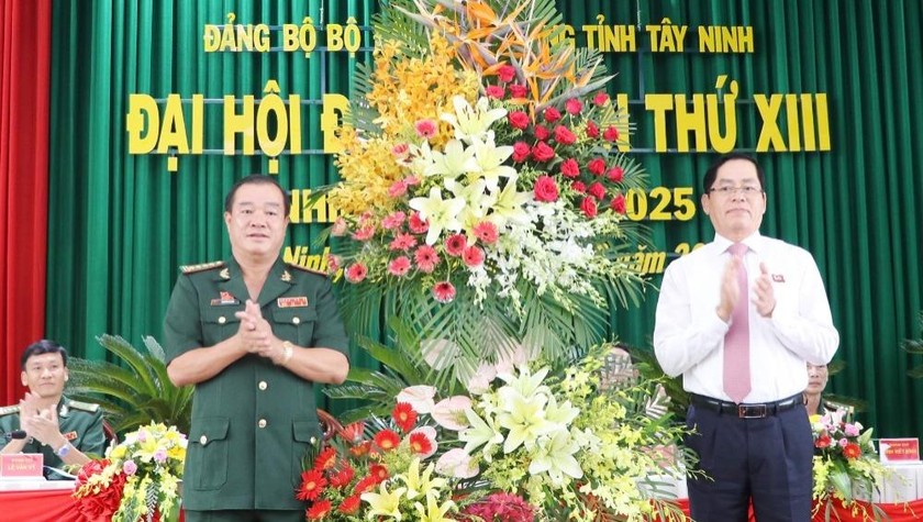  Bí thư tỉnh ủy tỉnh Tây Ninh (áo trắng) tặng hoa chúc mừng Đại hội.