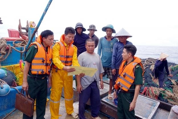 Lực lượng chức năng kiểm tra tàu cá và hướng dẫn ngư dân không xâm phạm hành lang tuyến ống dầu khí.