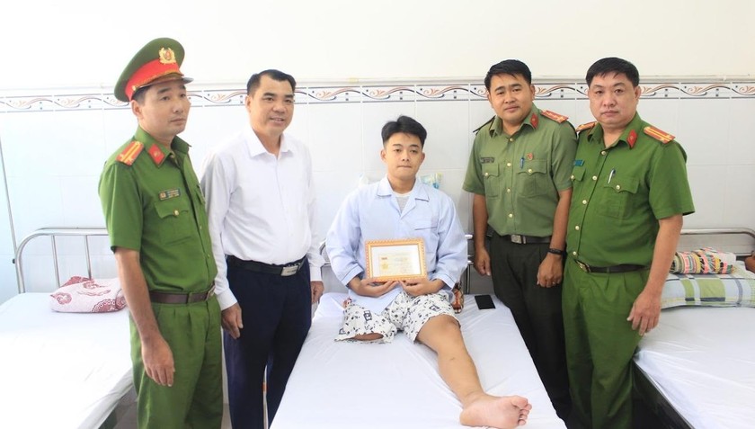 ​Chiến sĩ trẻ Phan  Đức Mạnh nhận tặng thưởng của TW Đoàn TNCS Hồ Chí Minh
