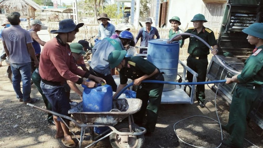 Nhiều đơn vị phối hợp hỗ trợ nước sinh hoạt cho người dân trong vùng hạn hán.