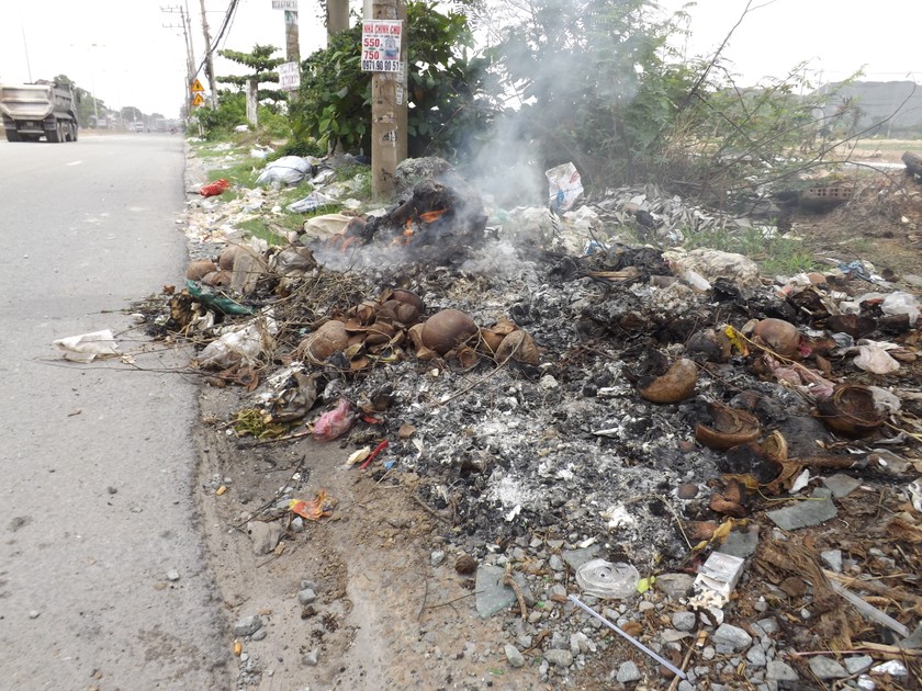 Người dân phải đốt rác để hạn chế mùi hôi khó chịu từ bãi rác tự phát này