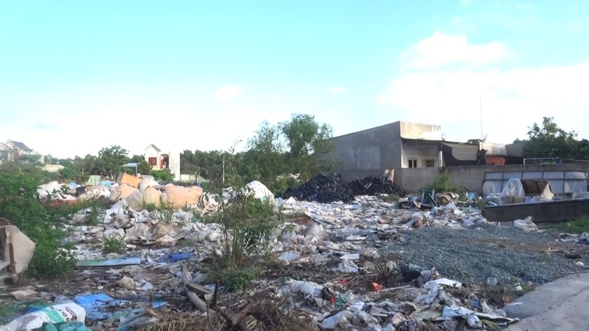 Khu dân cư bị biến thành bãi rác vì người dân thấp thỏm chờ đợi quyết định từ cơ quan chức năng