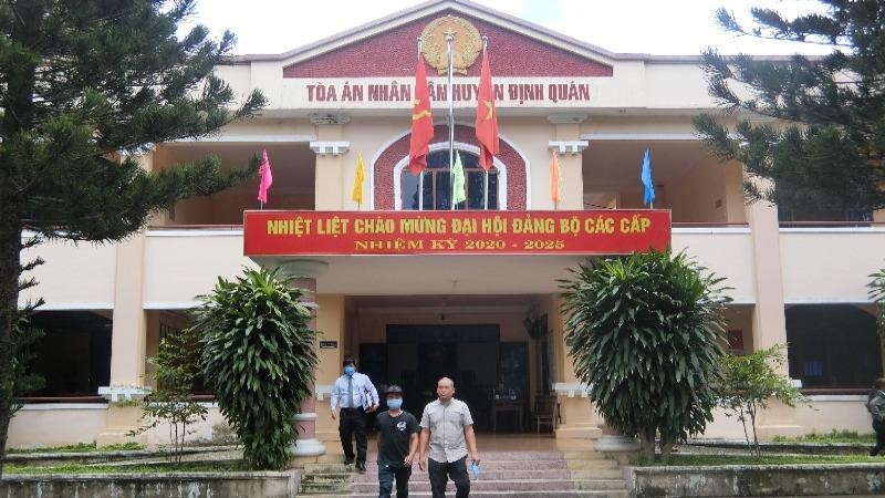 Bị cáo Nguyễn Trường Sơn rời tòa.