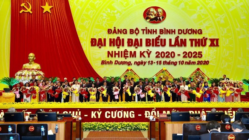 Ban Chấp hành Đảng bộ tỉnh, Đoàn đại biểu Đảng bộ Bình Dương dự Đại hội Đảng toàn quốc lần thứ XIII ra mắt Đại hội. 
