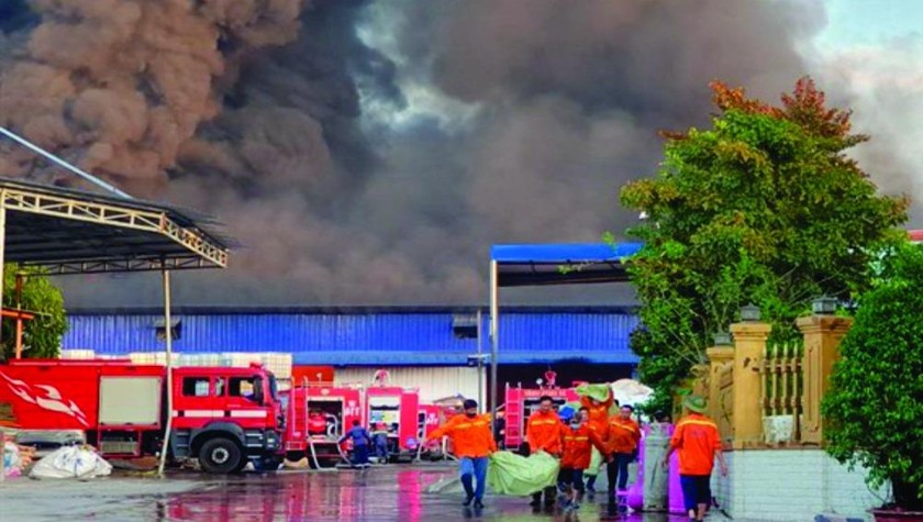Lực lượng chức năng đang cố gắng xử lý vụ cháy lớn tại công ty xử lý chất thải rộng hàng nghìn mét vuông. 