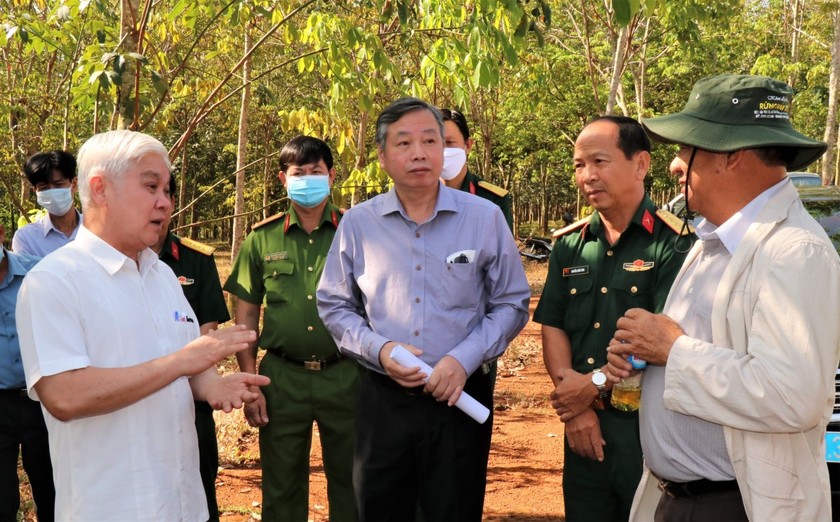 Bí thư Tỉnh ủy Nguyễn Văn Lợi trao đổi cùng đoàn khảo sát tại hiện trường sân bay Técníc Hớn Quản.
