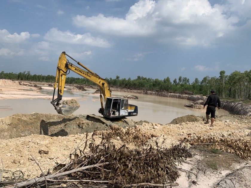 Tỉnh uỷ Bình Thuận chỉ đạo làm rõ vụ doanh nghiệp múc trộm cát trong vườn nhà dân đem bán