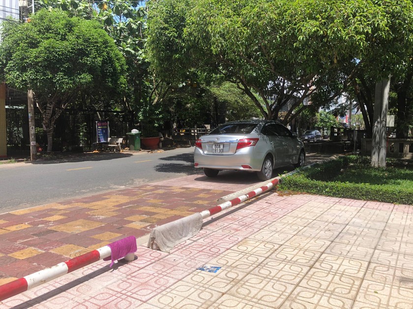 Hơn 1 tuần kể từ khi báo Pháp luật Việt Nam phản ánh đến chính quyền địa phương, chiếc xe trên hiện vẫn ngang nhiên đậu tại vị trí cũ.